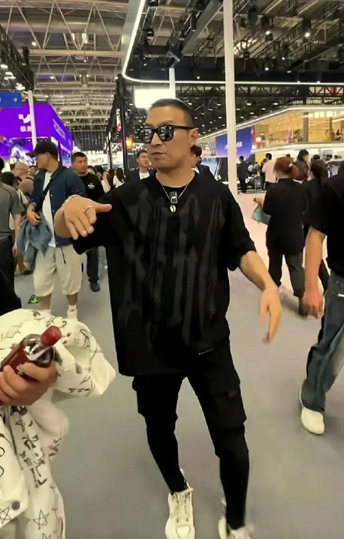 汪峰，一个大老爷们为什么喜欢穿这么细的鸡腿裤？​​​