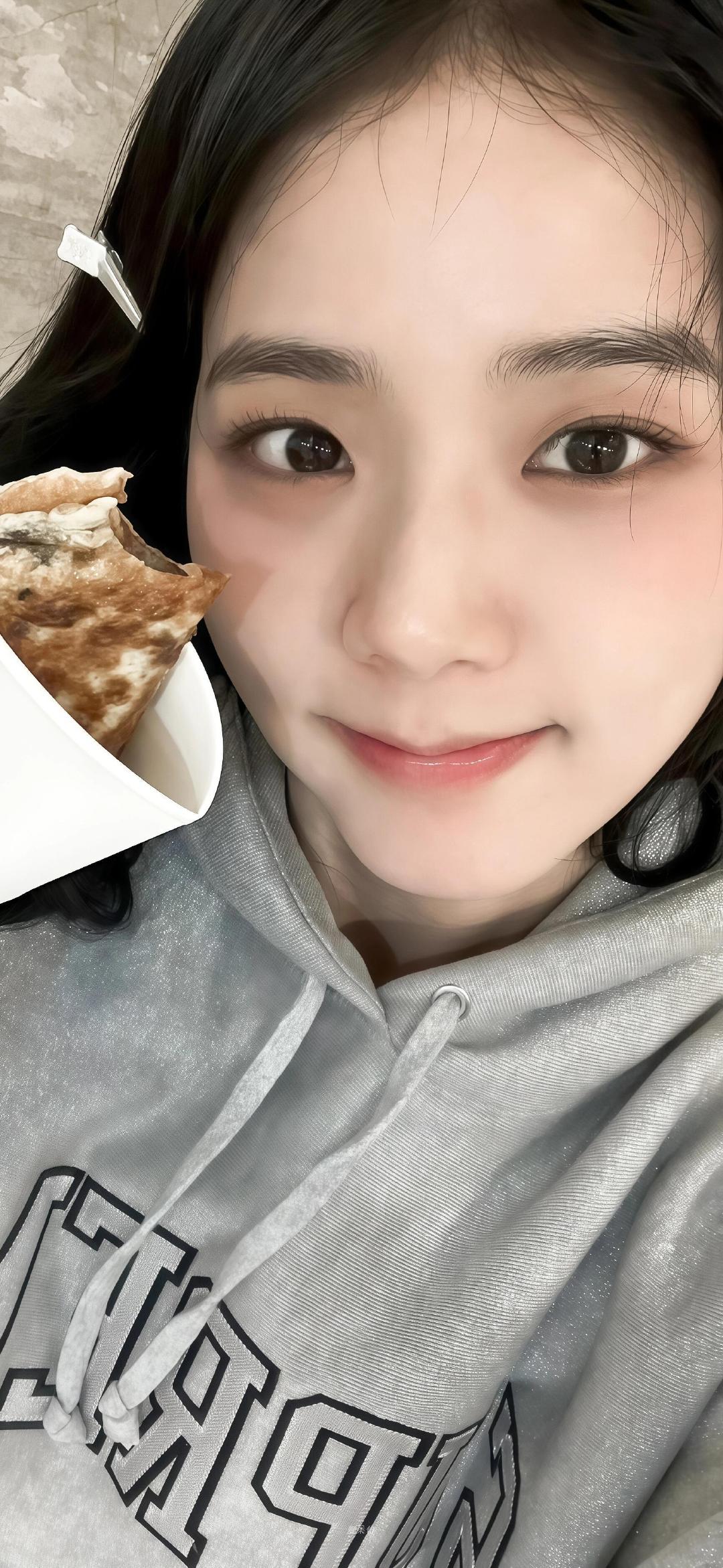 jisoo壁纸👗👗👗​​​🌟#女生头像##头像#​