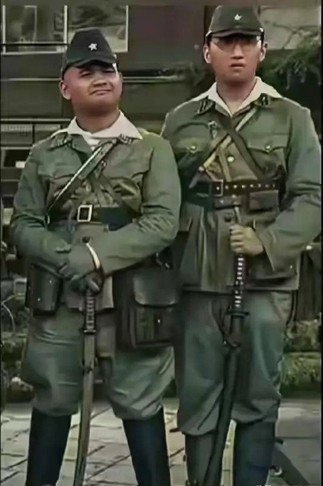 1942年，入侵东南亚的两个日本兵的镜头，二人着军装一脸的骄横