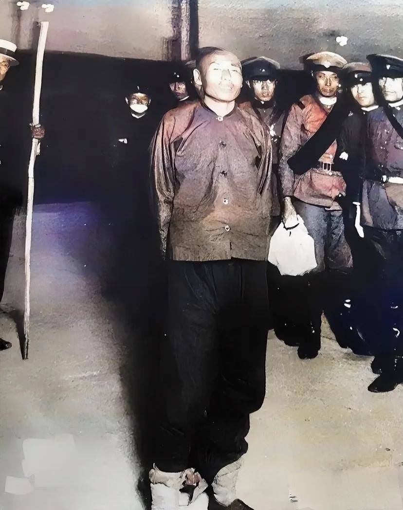 1934年，即将被日伪军处决的，东北民众自卫军司令邓铁梅。此时，他被反绑了双手，