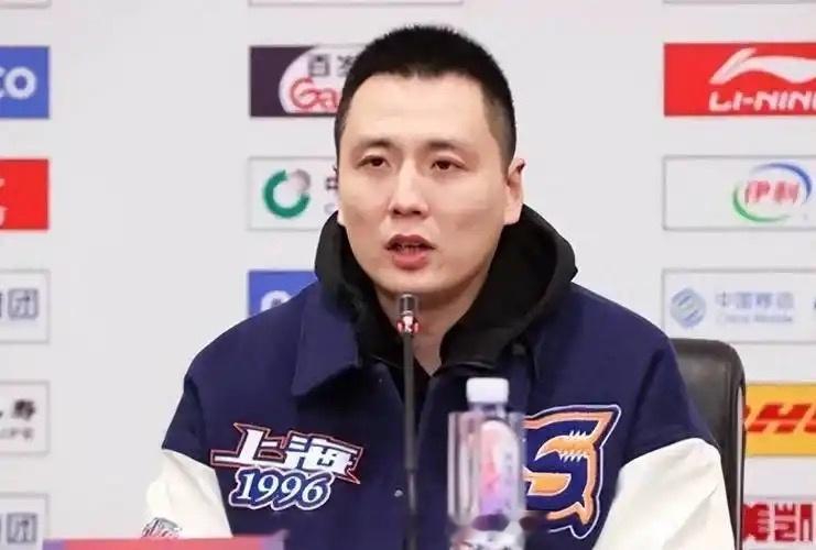 上海久事主教练卢伟接受采访评价张镇麟表现：希望他摆正好位置，毕竟受过大伤，上赛季