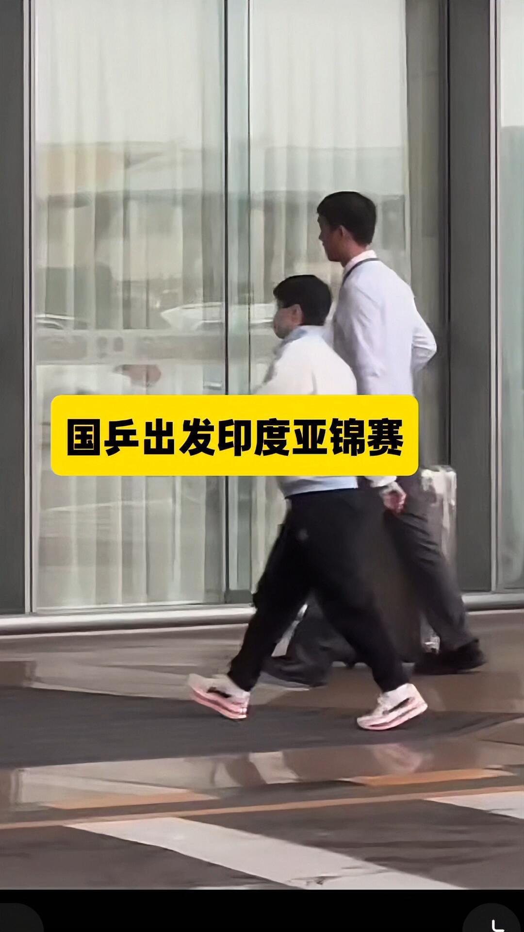 孙颖莎走超级VIP通道，没有任何疑问！高高的小哥带着小莎走快捷通道，好乖巧的小