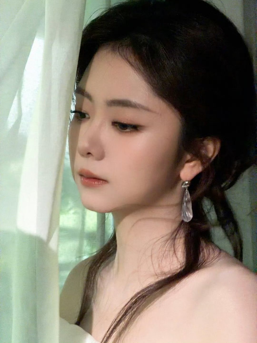 谭松韵直击心灵的美貌时光你真的把谭松韵养的很好清灵眉眼自带温柔气韵，干净长相直