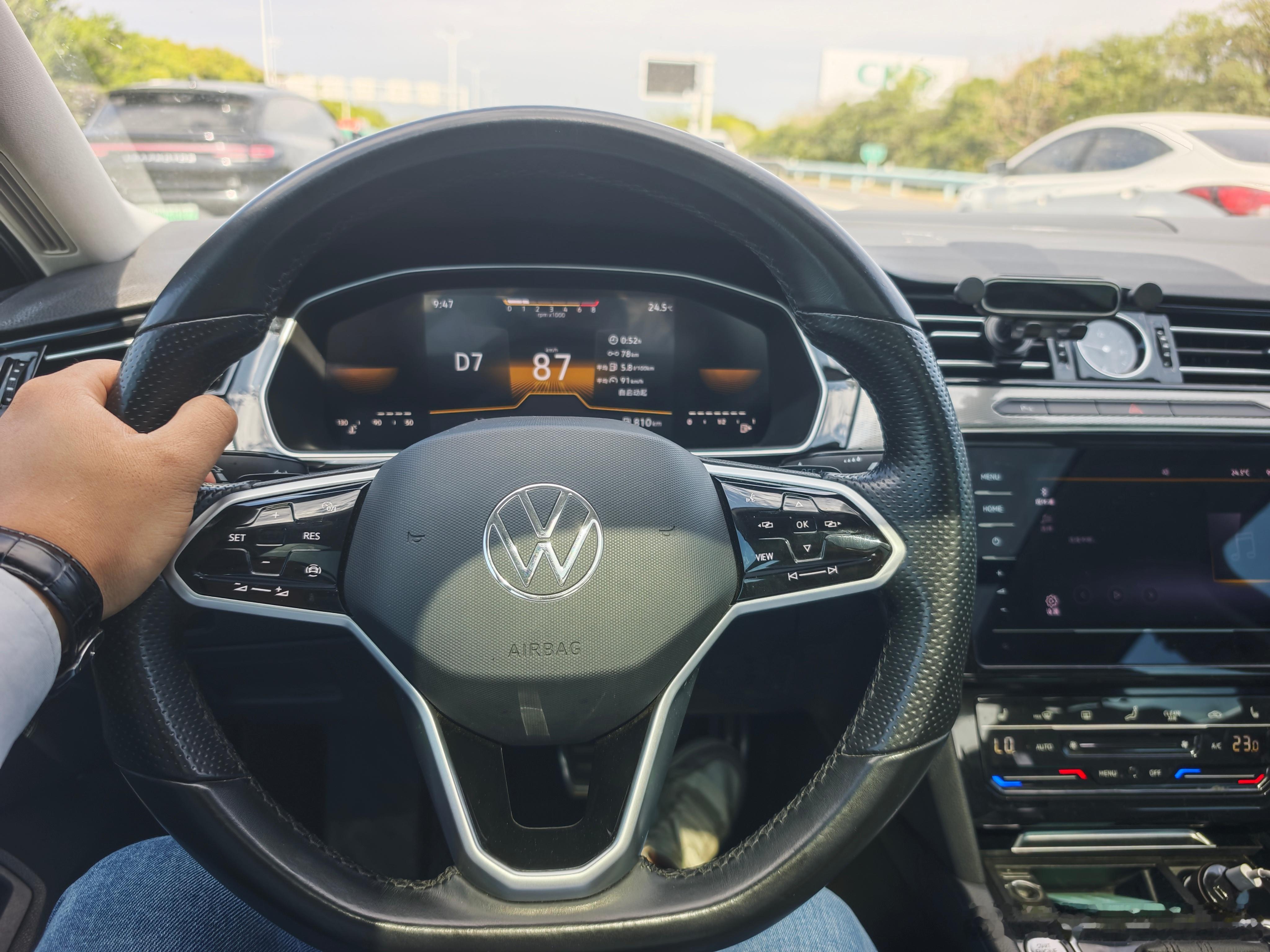 老马在路上迈腾这代还是高颜值，大气，稳重尤其是普通的出商务差代步好选择后排巨大