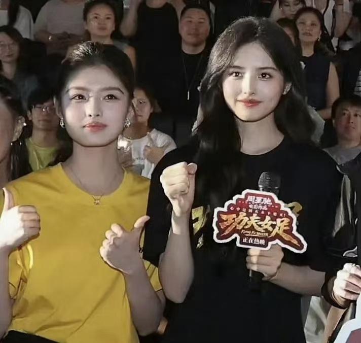 都说“星女郎”雪野和艾米很像，看路演她俩确实挺像，特别是眉骨。主办方怕观众把她俩