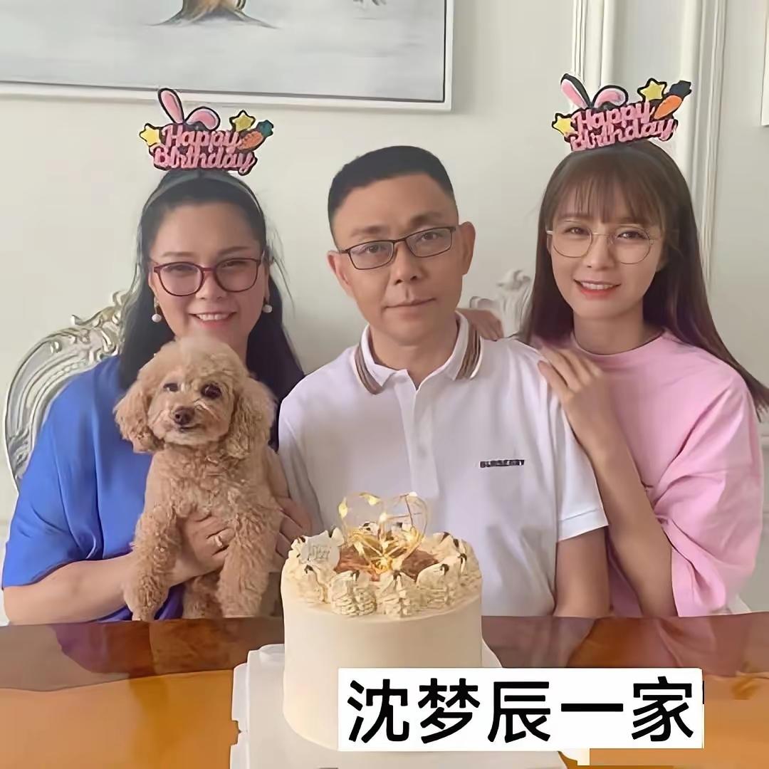 第一次这么直观的感受到杨迪这自成一派的长相！照片中我们可以清晰的看出来，杨迪的