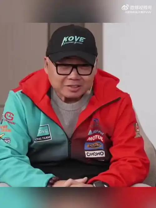 当初凯越机车的董事长严凯，直接拿到了公司原本属于张雪的百分之三十五股份，而且一分