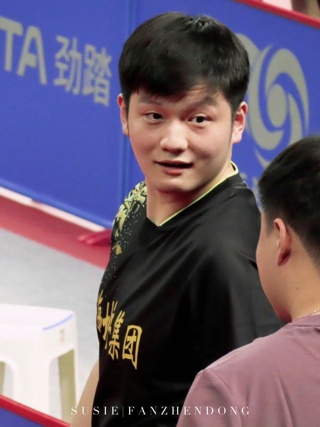 樊振东这样挑眉看着别人、cr.logo