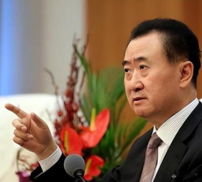 卖掉80座广场，仍然欠6000亿?黄一鸣沉默了，王健林每卖一次，那都是闪闪的未