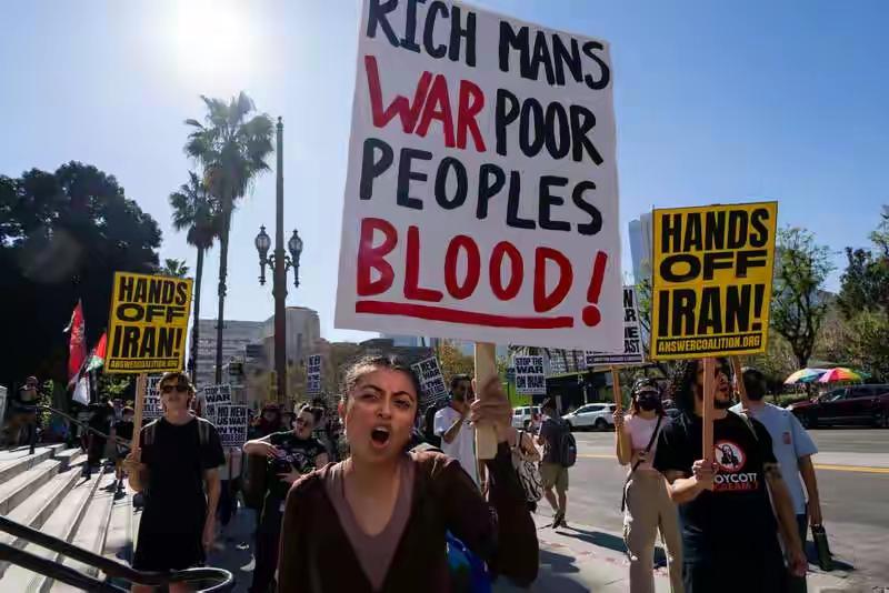 谁能想到，美以联手空袭伊朗后，最先炸锅的不是中东，而是美国本土？华盛顿白宫外的人