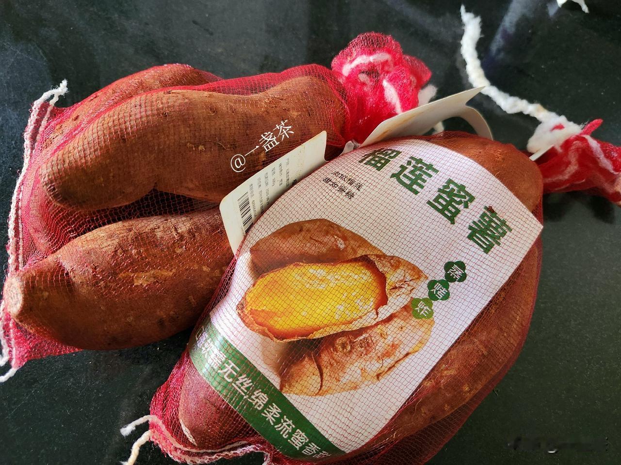 早晨闺女买来两袋榴莲蜜薯，蒸熟一口咬下去，才明白是怎么回事。​闺女回来，买