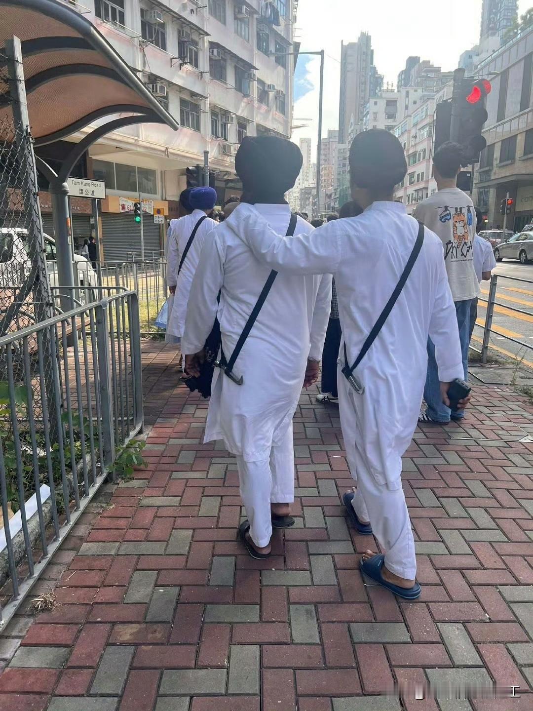 香港少数可以带刀在街头走的人群