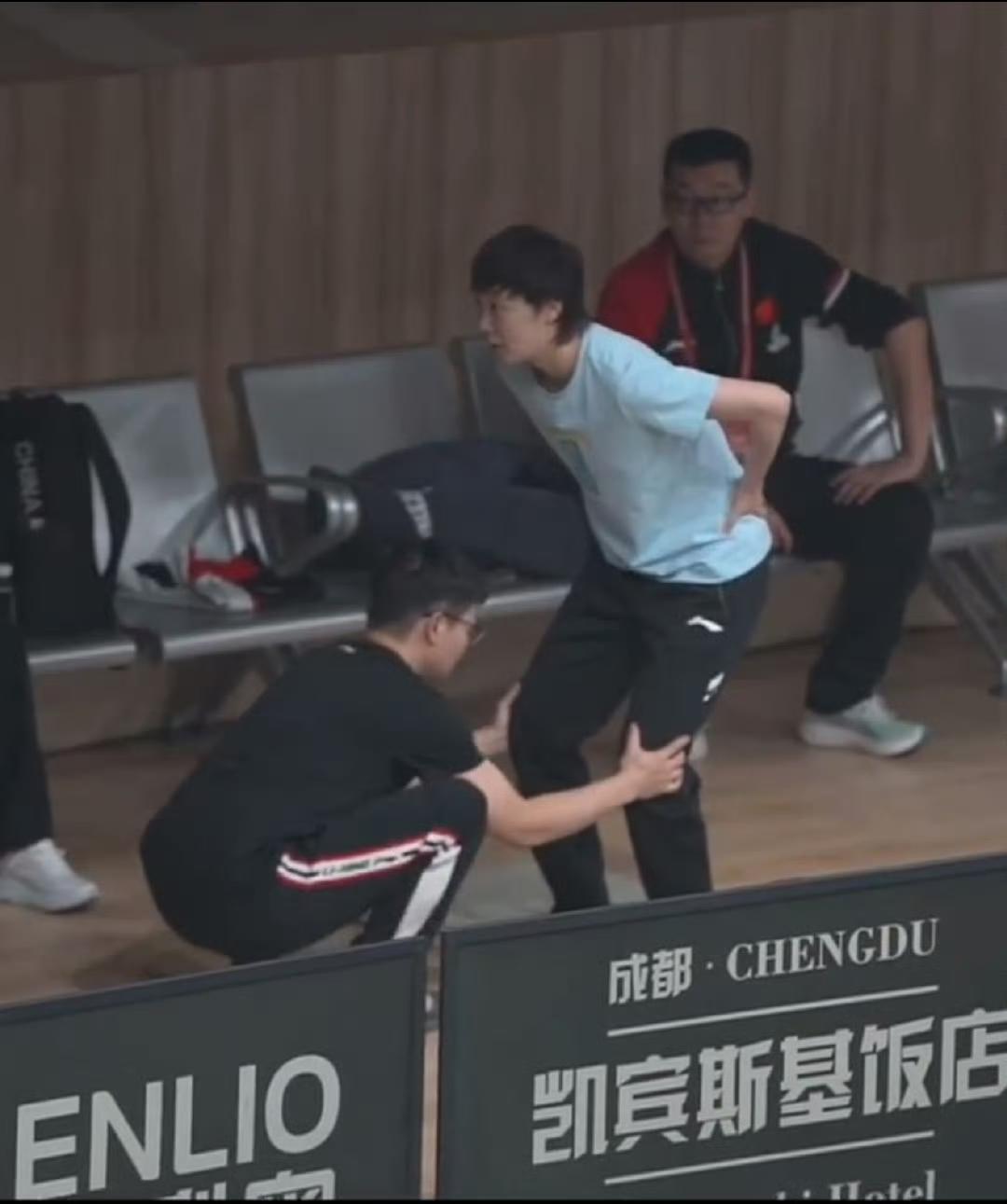 成都混合团体世界杯，王曼昱训练馆热身现场曝光！孟队医帮助曼昱热身，孙奇教练陪伴在