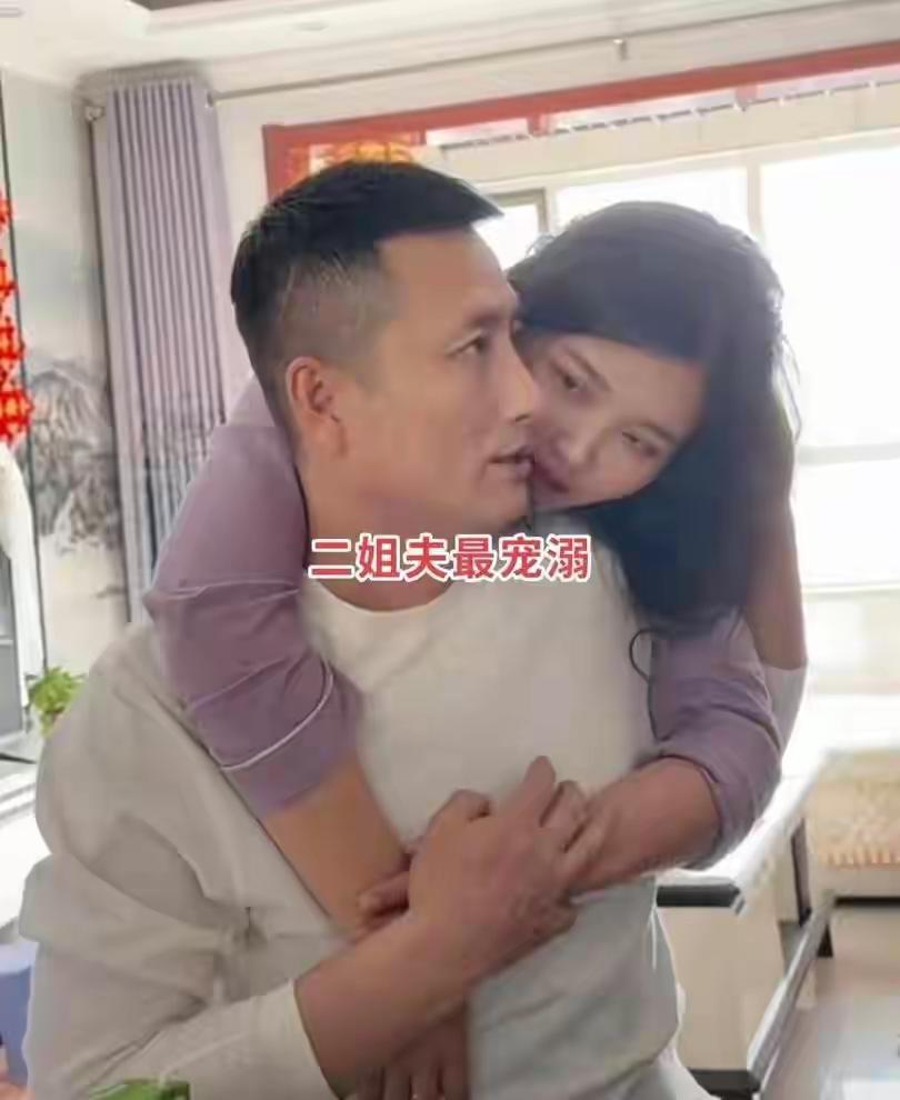 山西家宴惊现已婚女与三姐夫贴脸搂脖！上亿网友怒批越界，姐姐沉默背后藏中国式亲情困