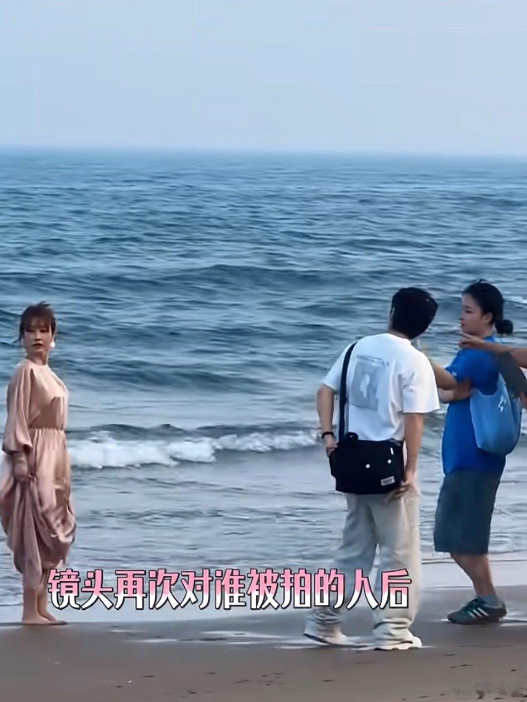《快乐大本营》路人缘体现出来了，网友偶遇阿那亚海边有特别专业的团队在拍摄，一开始还有点阴阳怪气感慨，