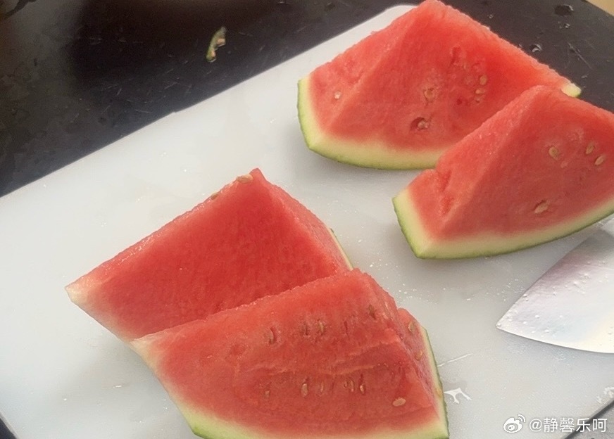 太吓人了，现在都很少买西瓜了，第一西瓜挺贵的，一斤三四五六块，一个西瓜四五十块。