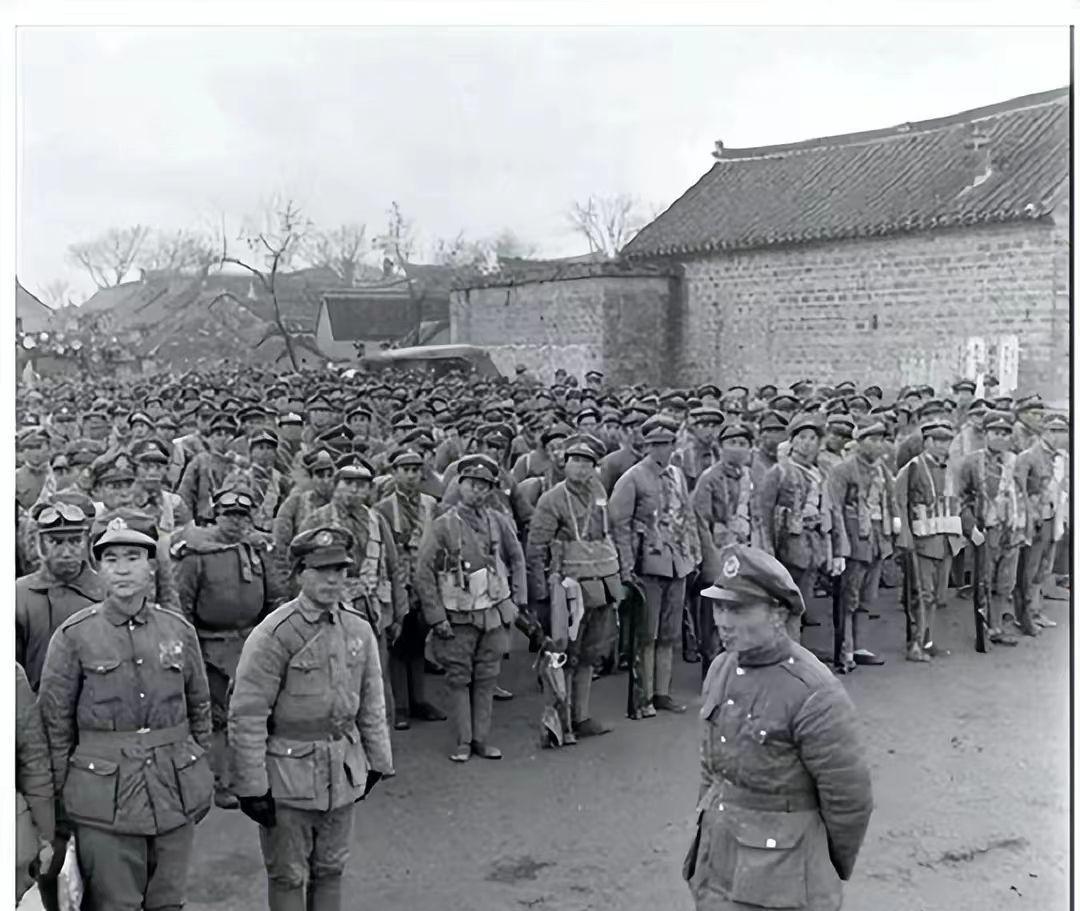 1949年，卢汉起义留退路：军部发200两黄金，失利就退深山打游击。卢汉这