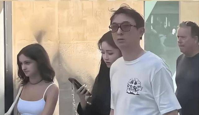 反差感拉满！王思聪状态崩塌，住豪宅炫超跑，却瘦得脱形、满头白发王思聪近照认不出