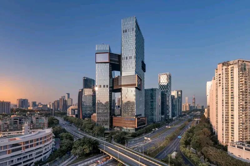 腾讯应该是国内互联网行业首个推出内部退休方案的，在腾讯以正式员工的身份连续工作满