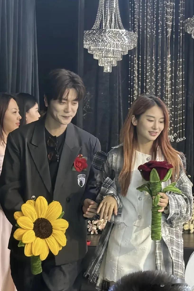 歌手陆虎妹妹结婚，嫂子打扮低调，不抢新娘风头，哥哥手扶婚车不舍妹妹。明星不愧