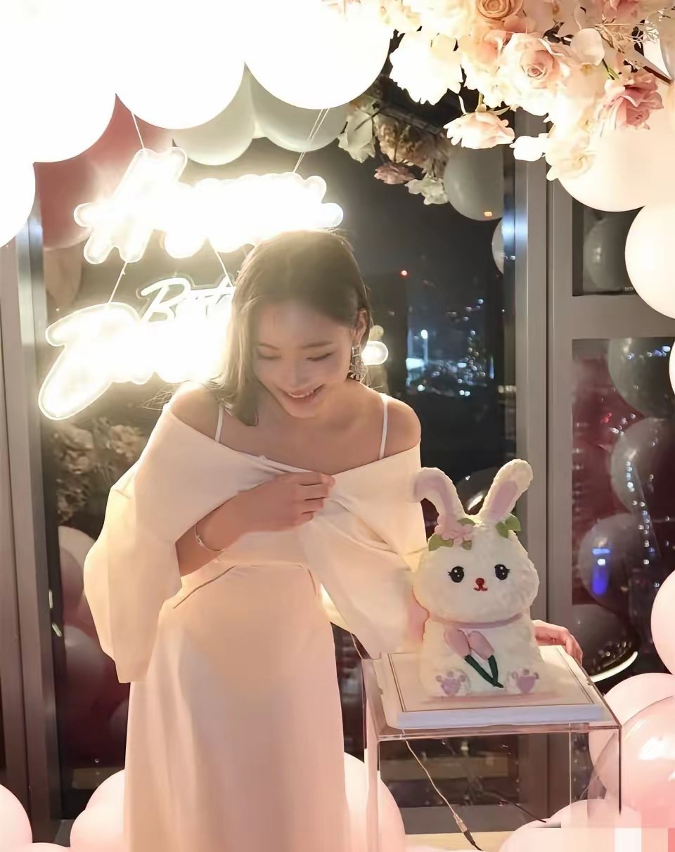 小S二女儿18岁生日，全家出席！小S一脸幸福模样，依偎在老公许雅钧身旁，给人一种