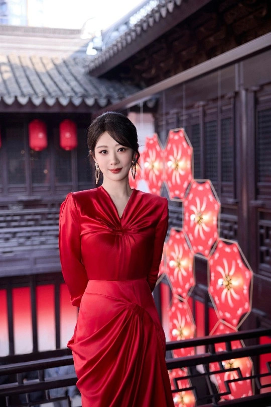 杨紫看片会生图杨紫看片会生图状态也太能打了！镜头下颜值全程在线，皮肤细腻透亮自带