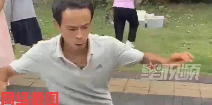 江西景德镇的“鸡排哥”火爆被人关注。原因在于他的炸鸡排不是预制菜，而是他现做