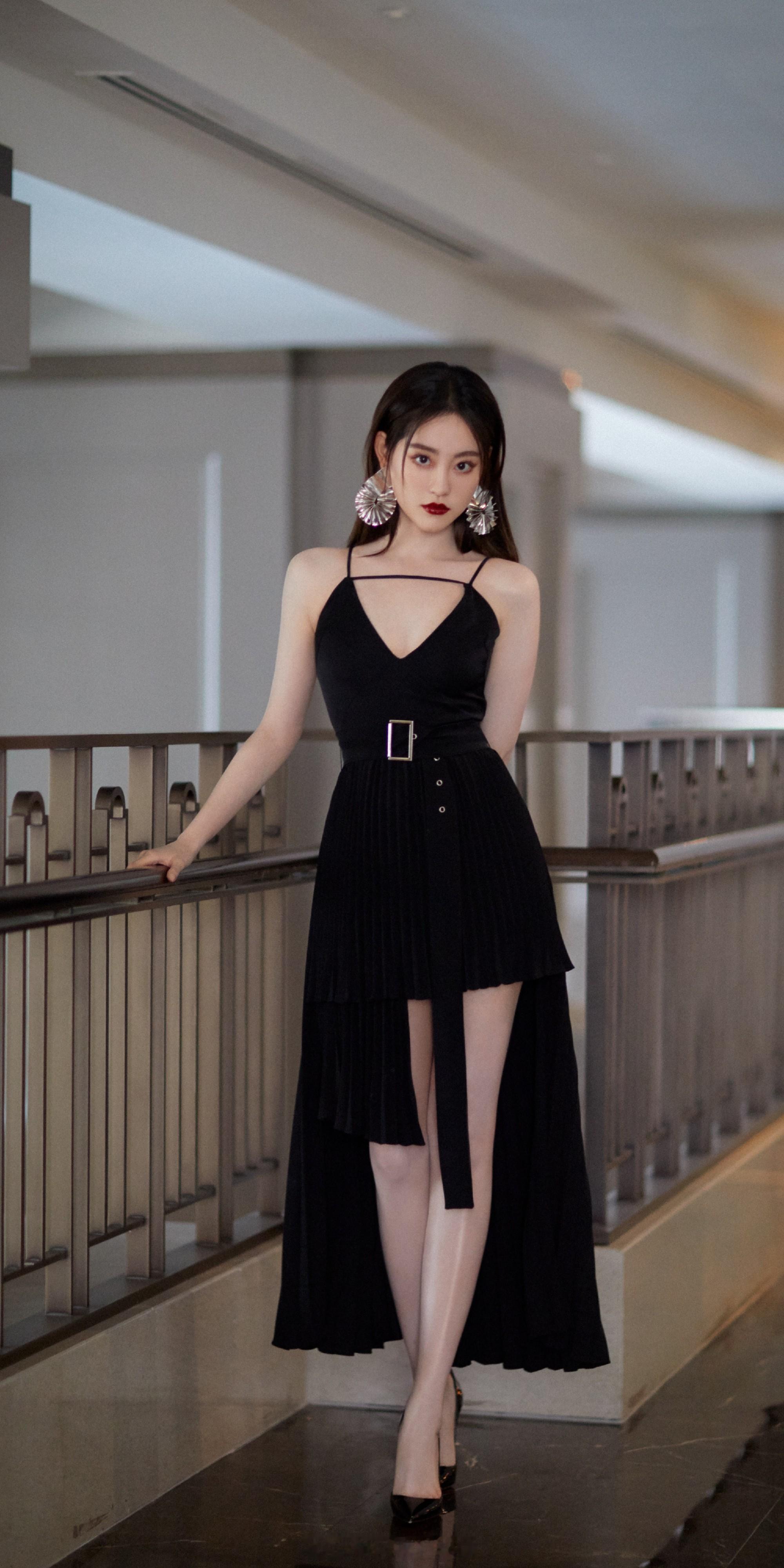 祝绪丹红唇黑裙明艳优雅活动写真