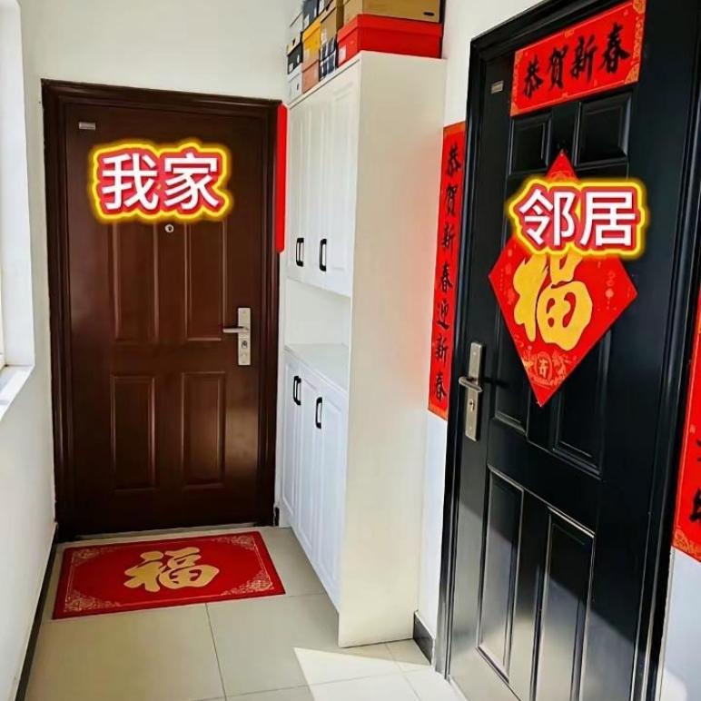 邻居把大鞋柜堆我家门口，实在太闹心！家人们，遇上这样的邻居真的很无语。