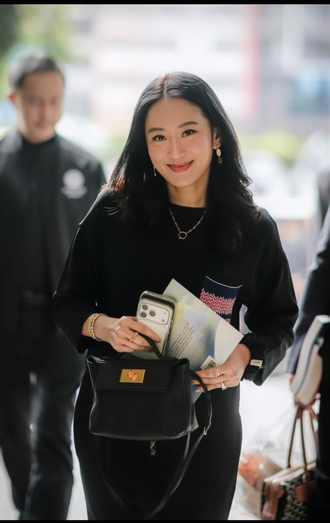 11月19日的佩通坦，人漂亮，穿戴也是豪啊：衣服当然是品牌，这配饰也太多了。耳环