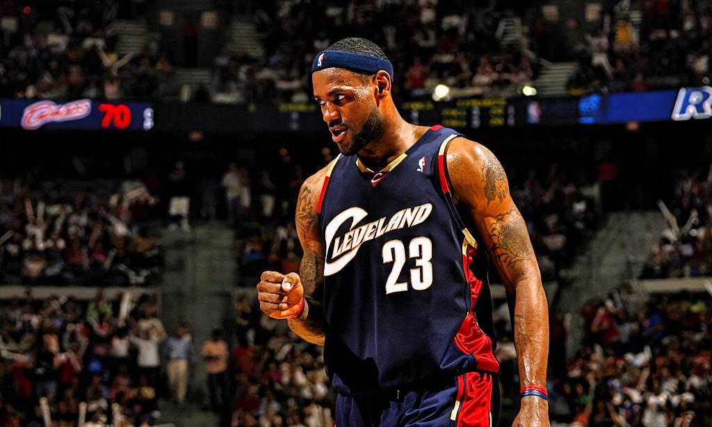 湖人慌了！骑士正在打听让詹姆斯回去退役巡演，勇士围在询问。根据著名记者Zach