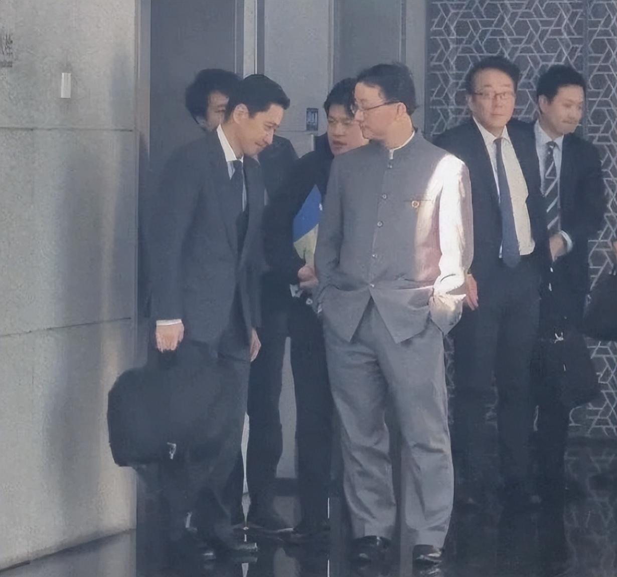 中日官员会面照片让日本人破防了，他们质问毛宁为什么？ 我们知道，前2天中日官