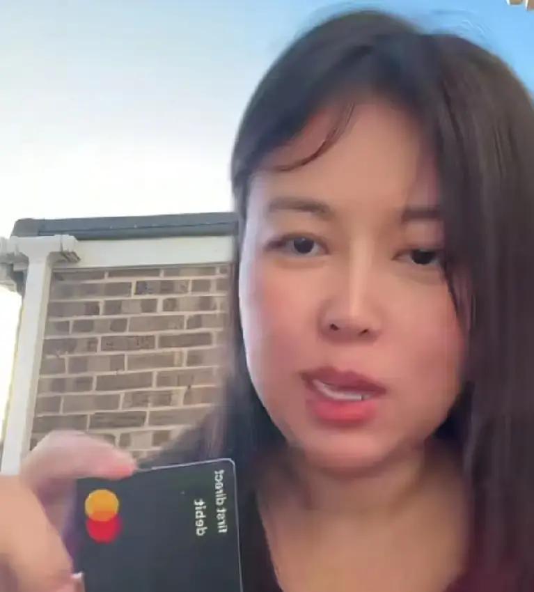 一张银行卡，让一位在英国的中国大姑娘感受到了友善和文明。她拿出了一张在英国办的银