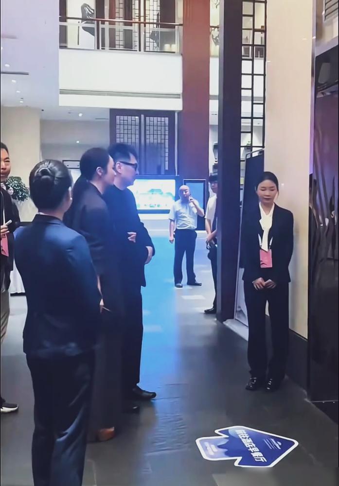 你见过夫妻同框被嘲像祖孙的吗？蒋勤勤挽着陈建斌等电梯，路人拍了照就炸群！刚在