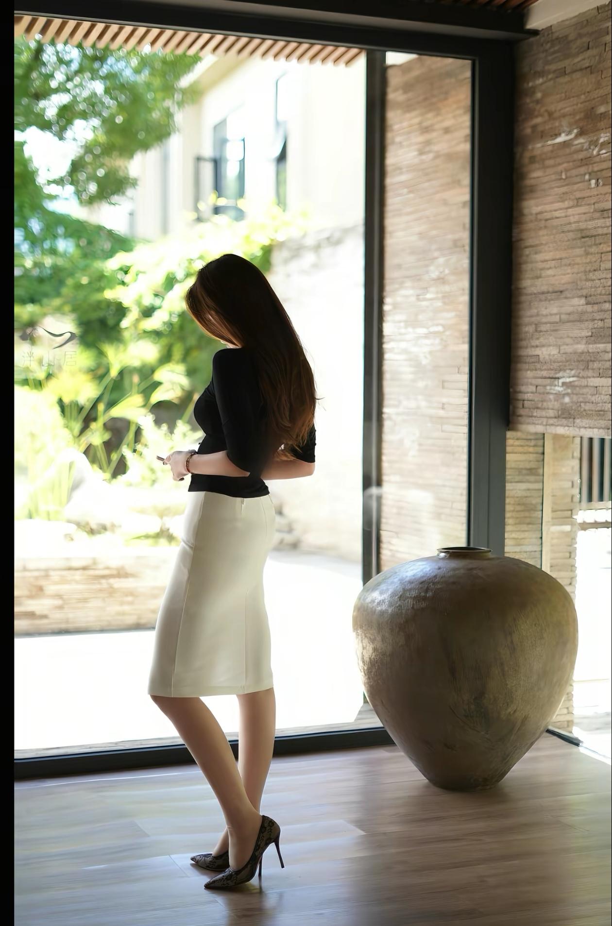 优雅黑裙，静享时光，窗边沉思