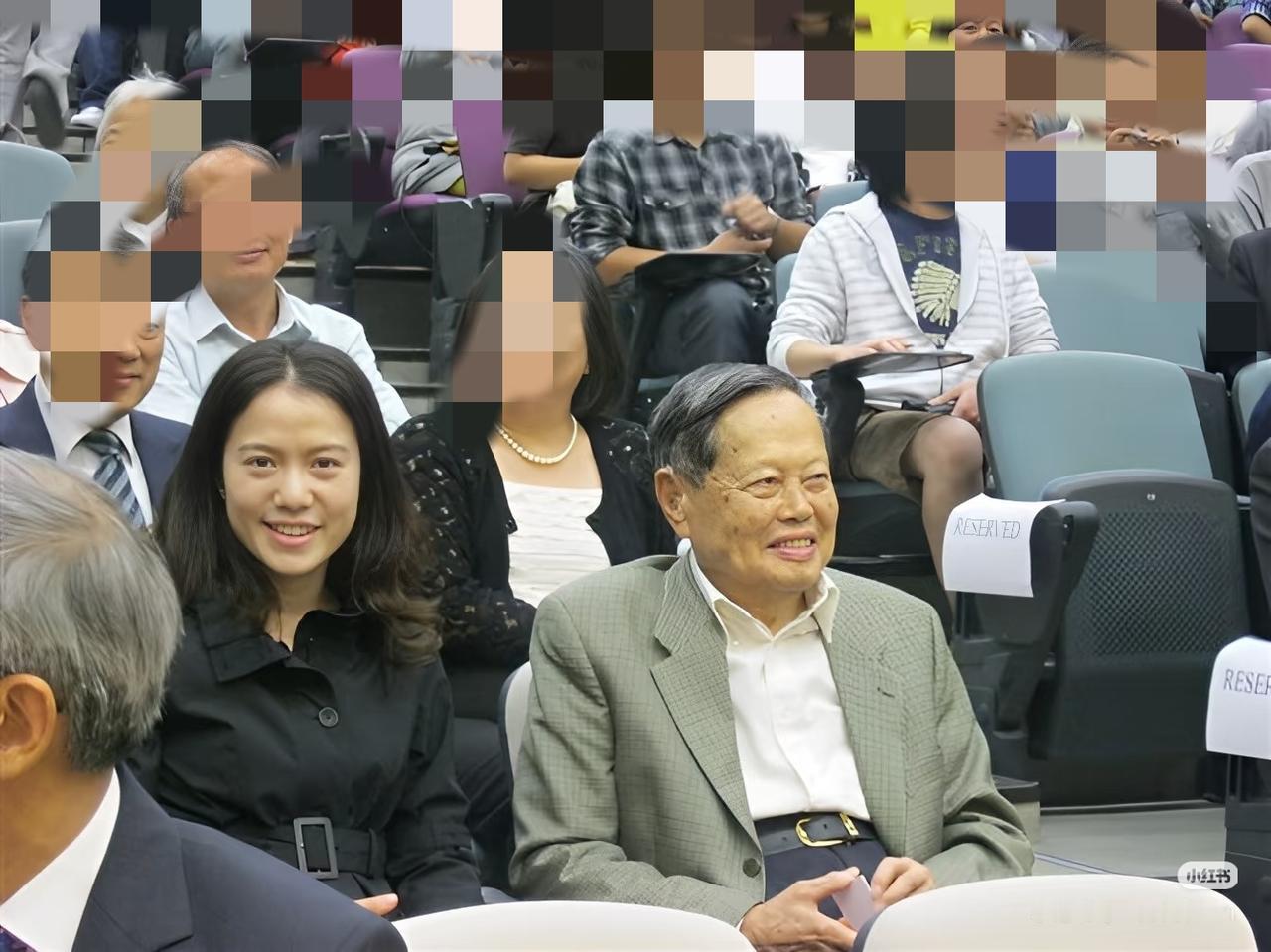 翁帆真的美，而且她也不化妆，口红都没擦，纯天然的素雅清新，属于耐看型，越看越好看