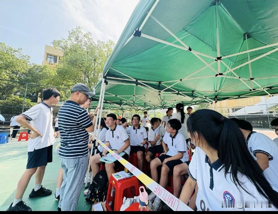 家长埋怨学校：“星期五把他们（孩子）放回家干什么？留在学校洗洗衣服也好啊！”