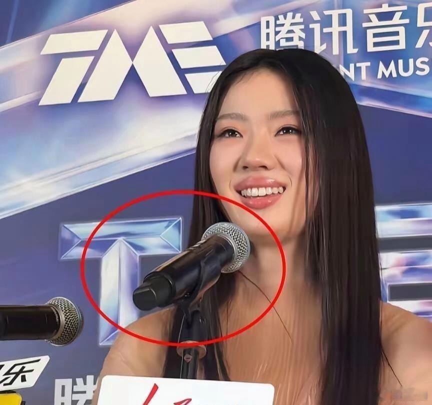 内娱出了个“自带混响”的狠人，说的就是单依纯我真的被单依纯这波现场给惊到了。我不