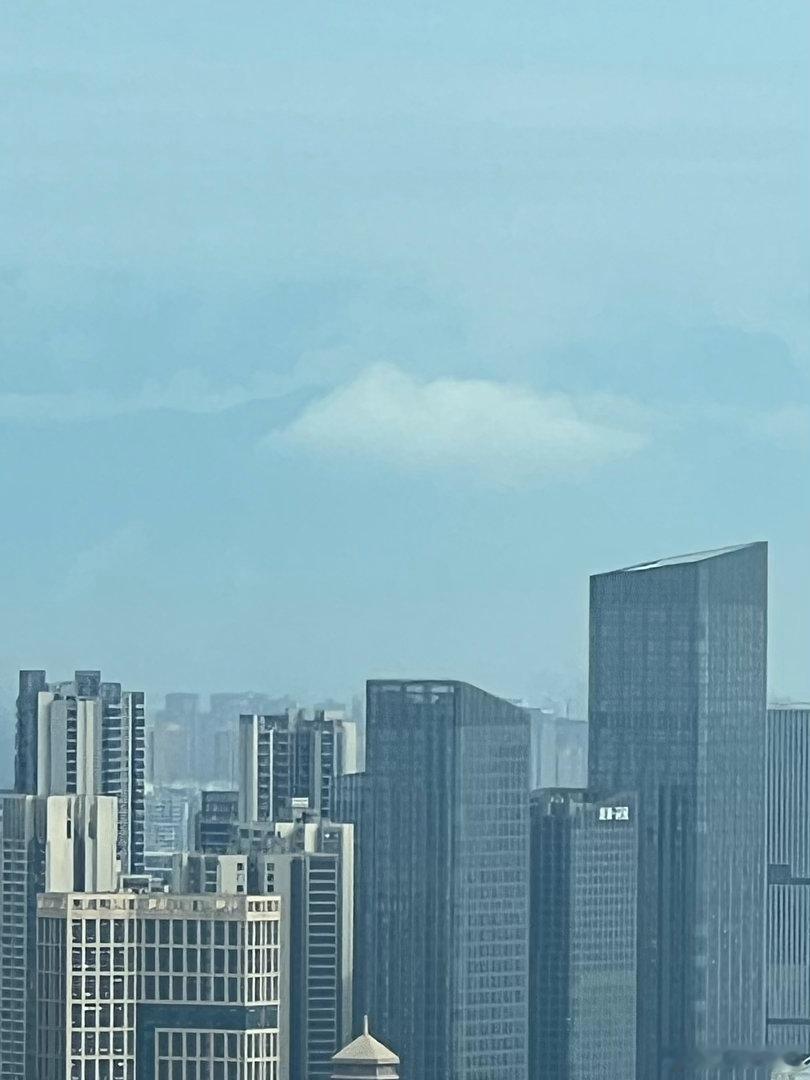 雪山下的公园城市——成都远处的四姑娘山若隐若现到秋天后清晰看见山的机会就会越来越