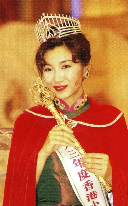 话说在1996年，当时火热一时的港姐冠军莫可欣喜欢上了方中信，港姐冠军谁不喜欢呢