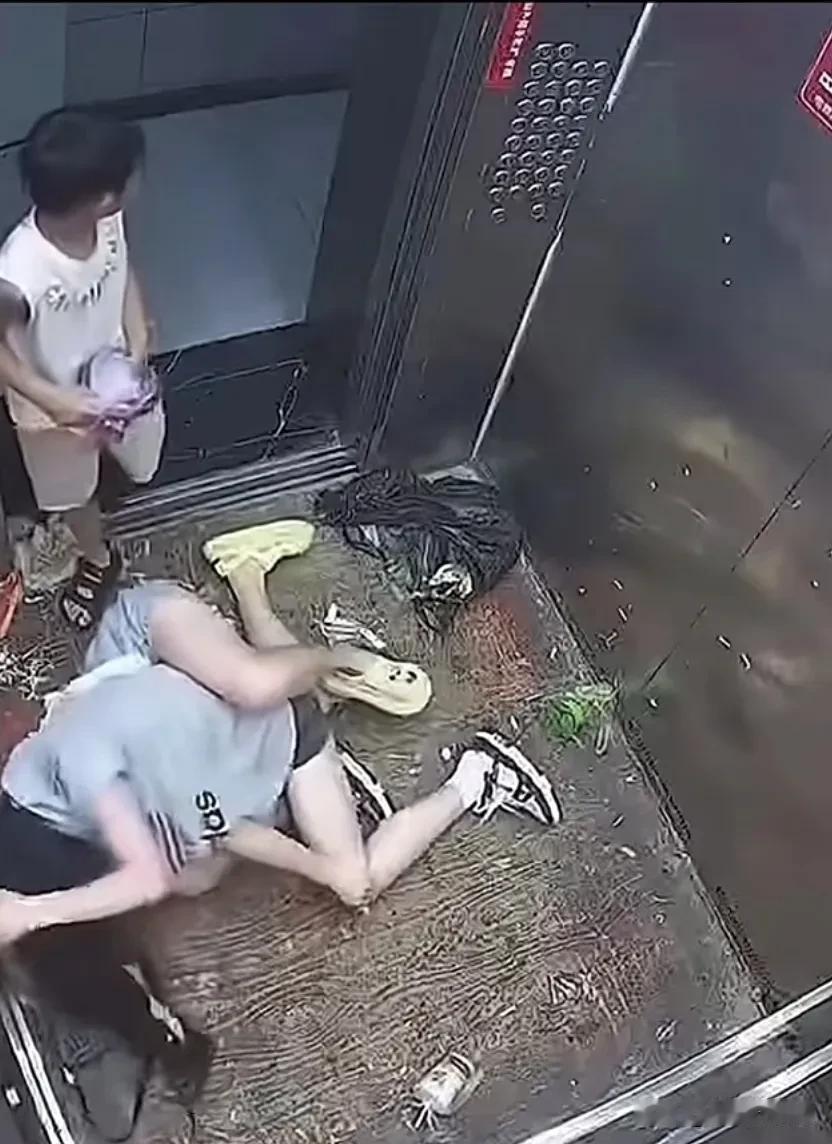 完整看了一遍湖北仙桃一小区电梯俩女打架视频，自家孩子挡门等候无理在先，而这位母亲