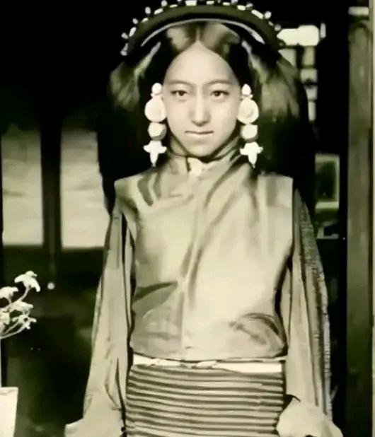 1959年9月29日，北京西郊机场的秋阳正好。一架伊尔—14飞机刚从莫斯科