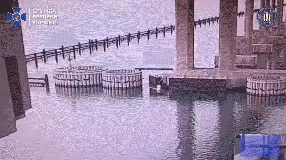 震惊！乌克兰第三次炸毁克里米亚大桥细节曝光：1.1吨TNT水下潜伏，俄军防线竟被渗透成筛子？