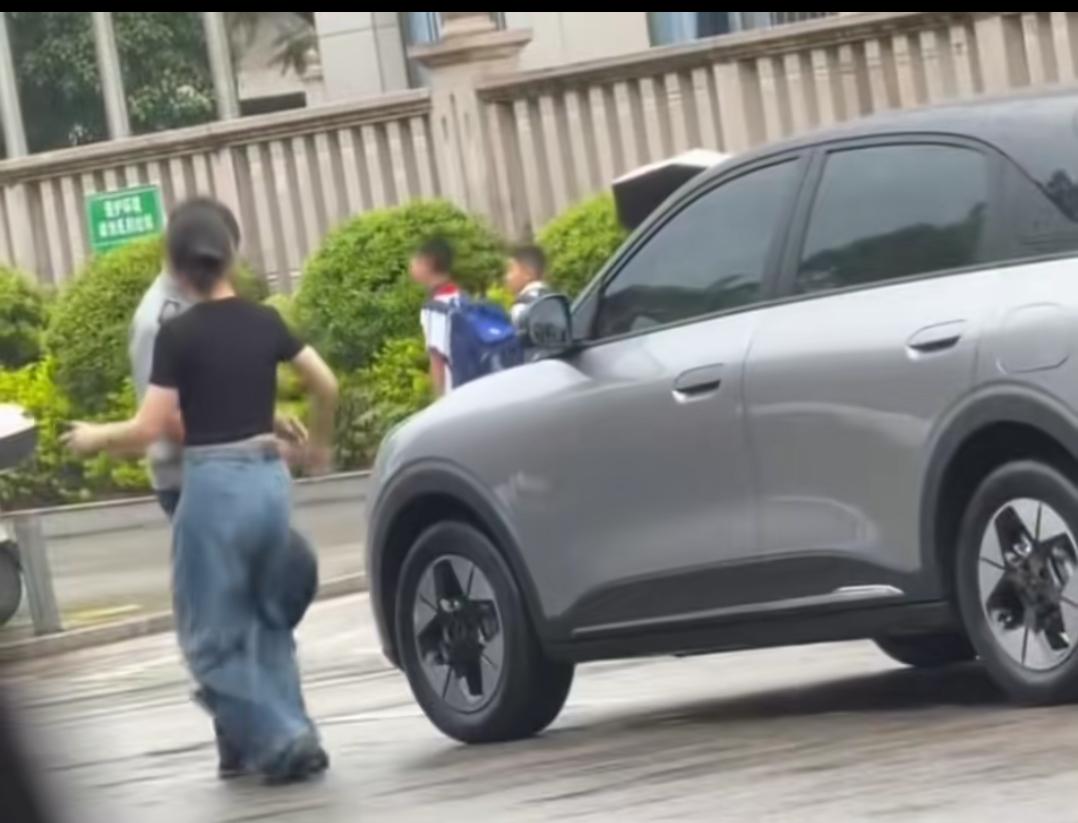 就因为保安大叔对女司机甩出的这一巴掌，到底算不算正当防卫，网友们吵翻了天？4