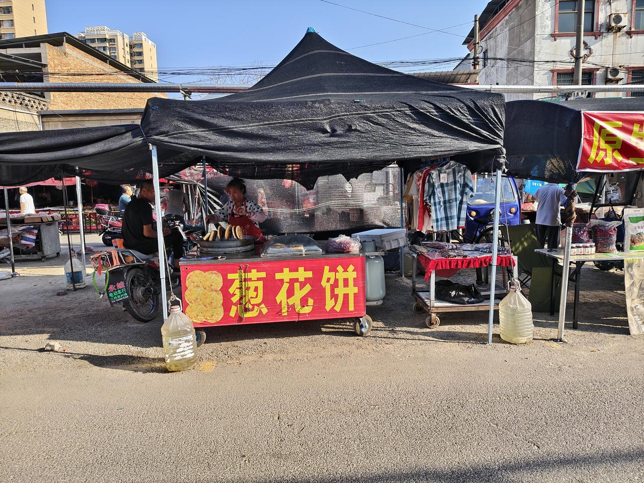 在运城盐湖西街早市，有家卖葱花饼，圆形的1.5元一个，里面是葱花，油和盐及调料，