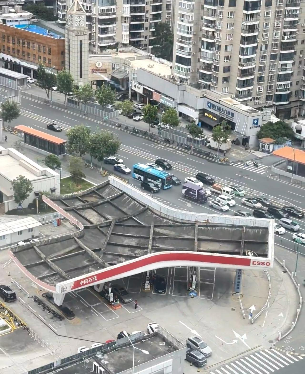 知道为什么加油站顶部要设计成这种样子吗？加油站顶的水不能直接滴落的，屋顶的水