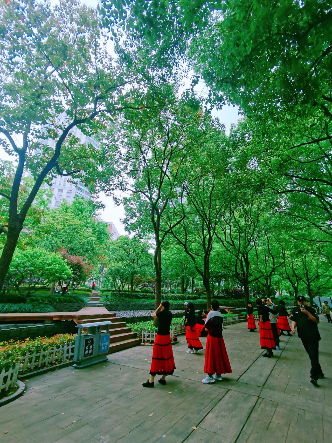 前些天在公园溜达，看见一幕挺有意思的。一个七八十岁的老头，坐在长椅上晒太阳，