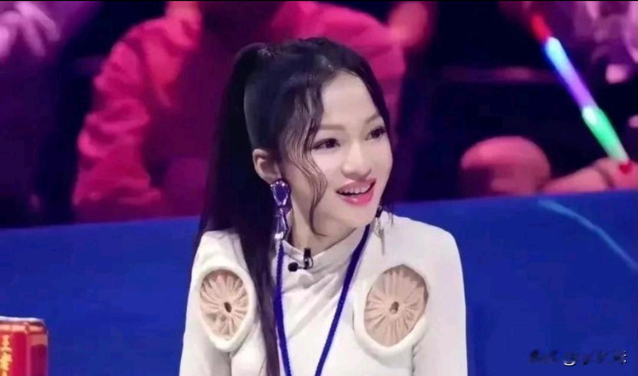 乍一看我还以为是两个风扇，这件衣服的设计师太有想法了