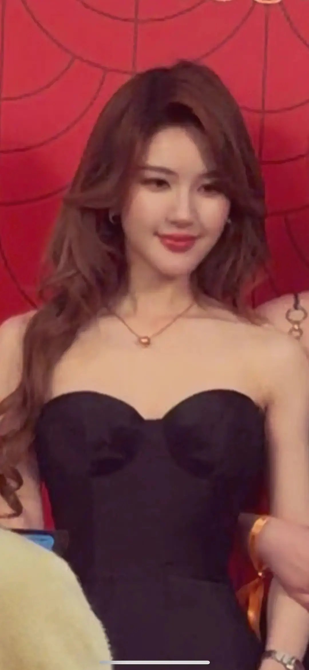 有网友说赵露思这张像假人一样。。