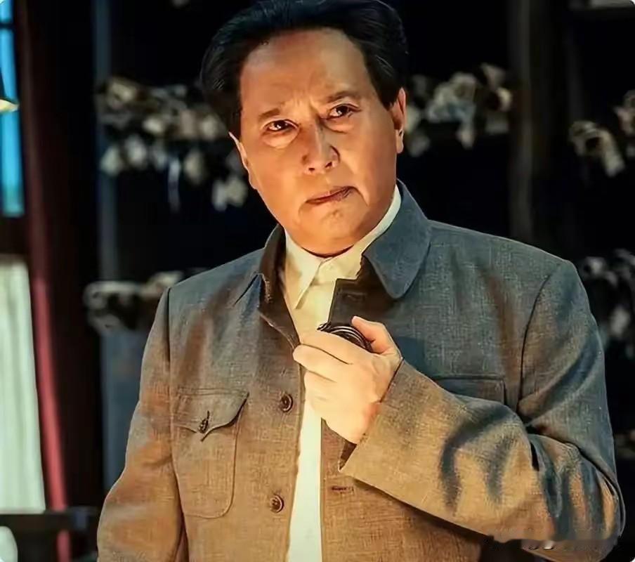 看下图，唐国强扮演的伟人，从眼神到面部表情，像吗？一个艺人演伟人像与不像自有公